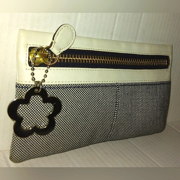~Vintage & Rare~COACH "Josie" Large Zip Top Clutch Wristlet & Flower Fob - Picture 6 of 16